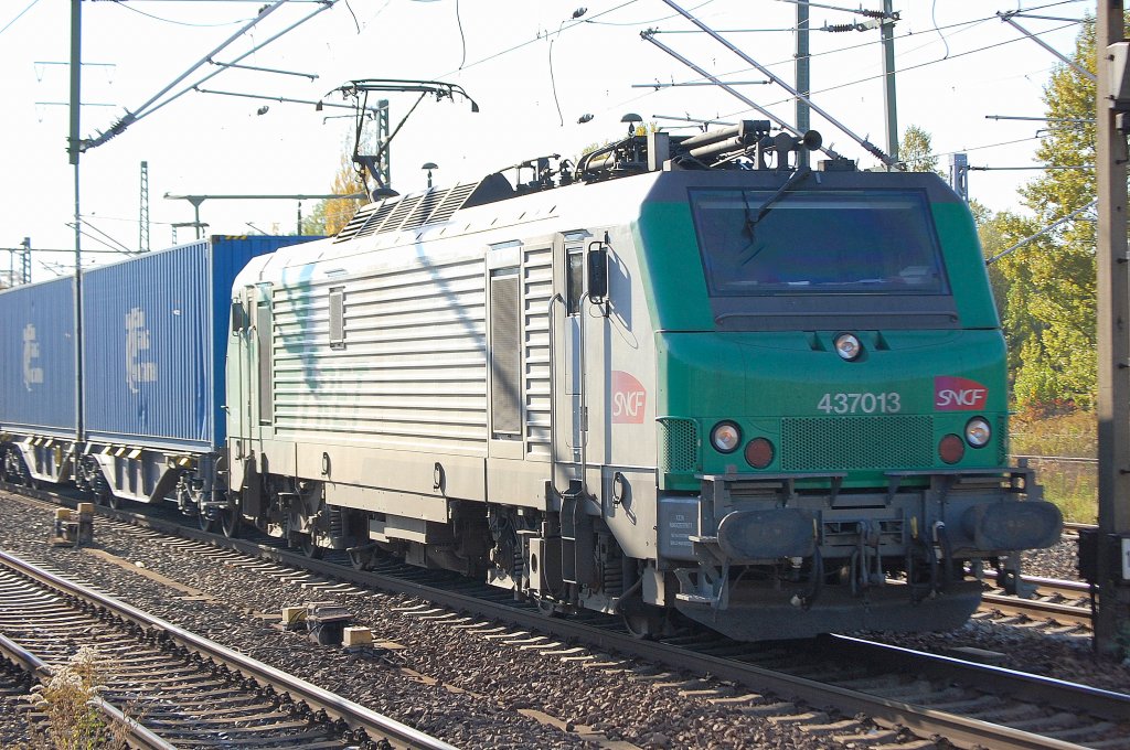 Von der Nr. her mir unbekannte SNCF Prima Lok, die 437013 anscheinend auch an ITL verliehen? mit der Standardleistung (Contaierzug  Blaue Wand ) am 13.10.10 Bhf. Berlin-Sch�nefeld Flughafen.