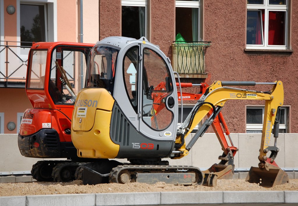 Vor einem Minibagger (KUBOTA) stand der Minibagger neuson Typ 1503 (Leasingbaumaschine) am 22.05.09 Gro�baustelle S-Bhf. Berlin-Baumschulenweg.