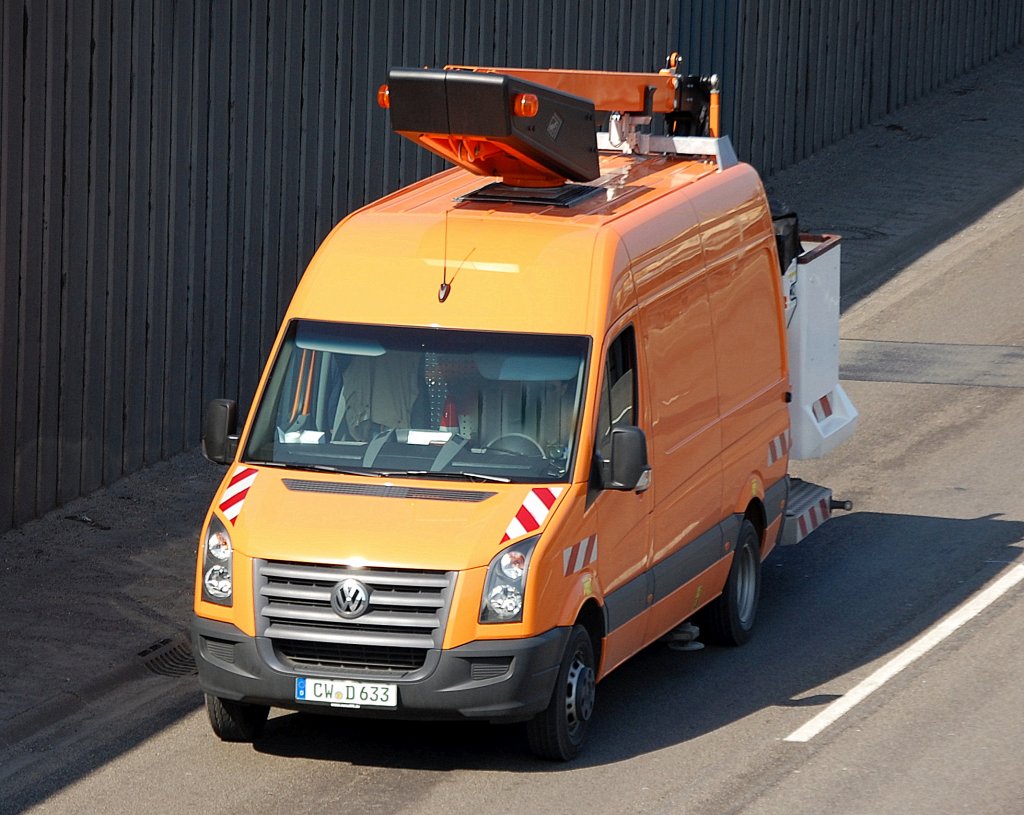 VW Crafter mit Arbeitsb�hne, 25.03.10 Berliner Stadtautobahn H�he Kaiserdamm.