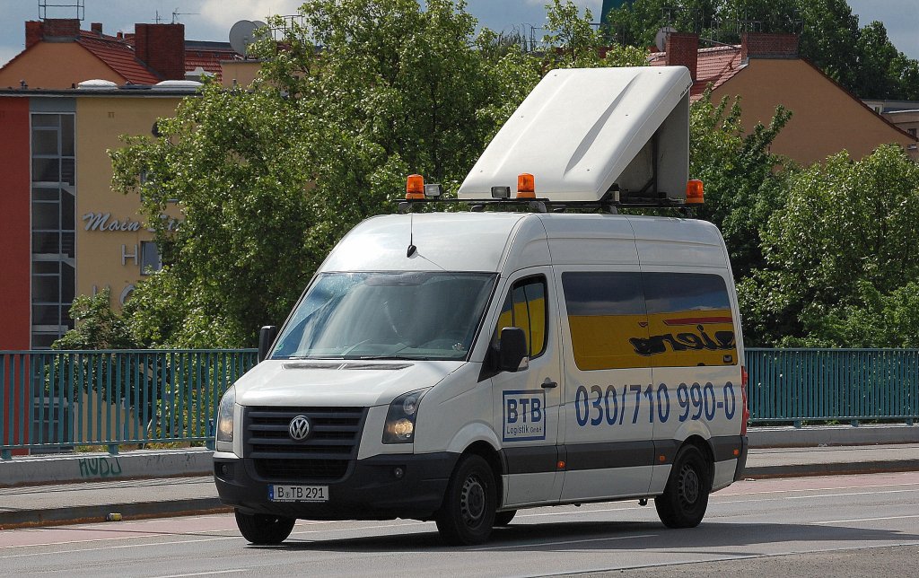 VW Crafter Schwertransportbegleitfahrzeug der Fa. BTB Logistik GmbH, 27.05.13 Berlin-Putlitzbr�cke.