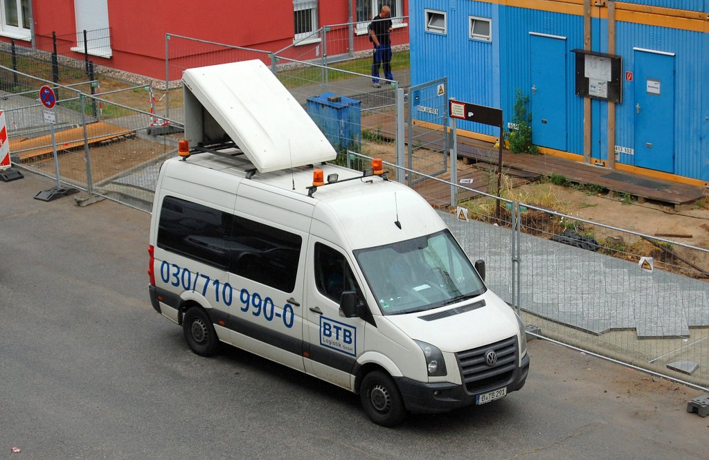 VW Crafter Transporter der BTB Logistik als Begleitfahrzeug des LIEBHERR LTM 1300-6.1 am 29.07.13 Berlin-Pankow. 