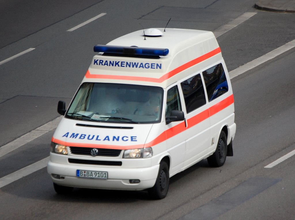 VW Hochdach-Krankentransporter, Betreiber? aus Berlin, 08.05.09 Berliner Stadtautobahn H�he Kaiserdamm. 