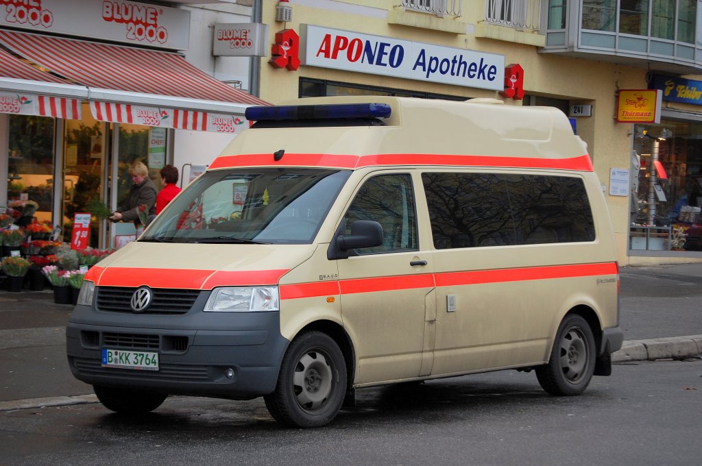 VW Hochdach Krankentransporter, Betreiber unbekannt aus Berlin, 07.03.09 Berlin-Lichtenberg.
