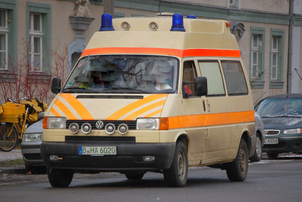 VW Krankentransporter mit Hochdach aus Berlin (unbekannter Betreiber), 27.01.11 Berlin-Pankow.