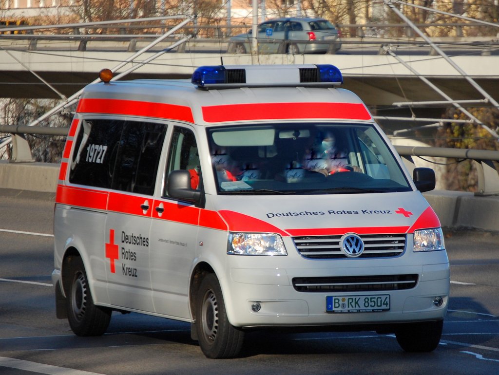 VW Krankentransportfahrzeug des DRK Berlin, 17.11.08 Berliner Stadtautobahn H�he Knobelsdorffstr.