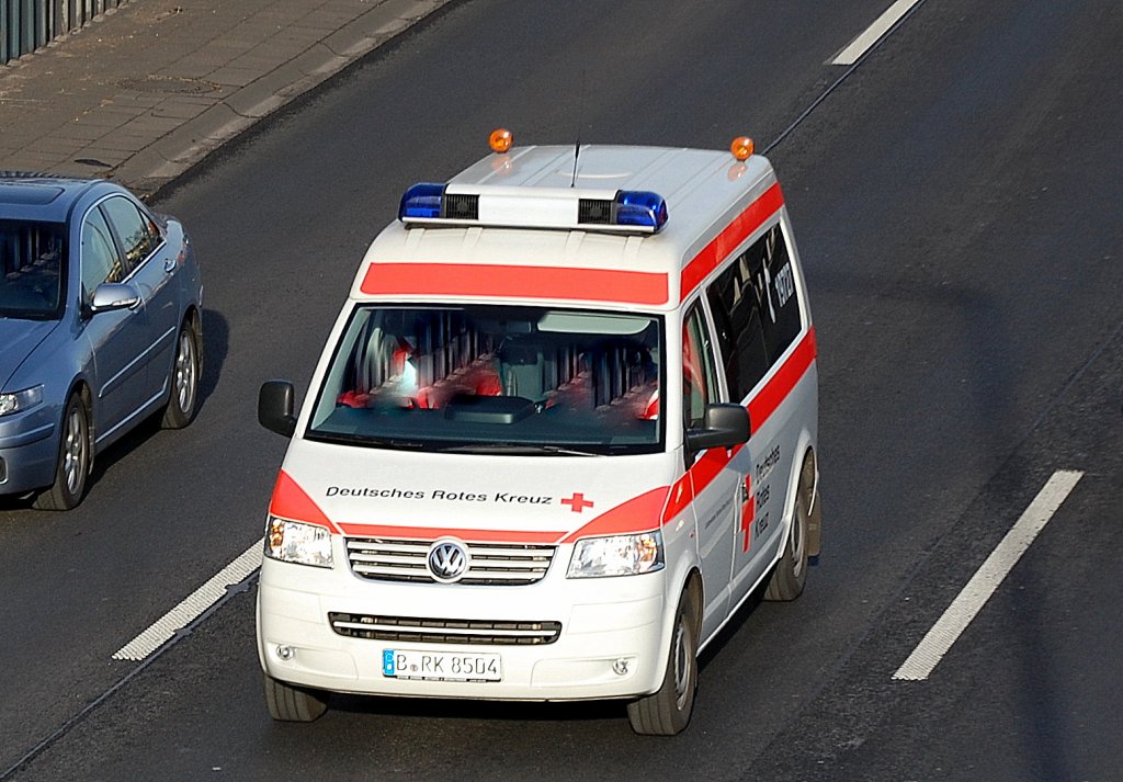 VW Krankentransportfahrzeug vom DRK Berlin, 18.01.12 Berliner Stadtautobahn H�he Knobelsdorffstr.