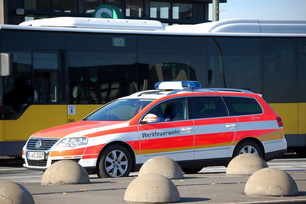 VW Passat der Werksfeuerwehr der Fa. Bayer am 29.10.12 Berlin-Beusselbr�cke.