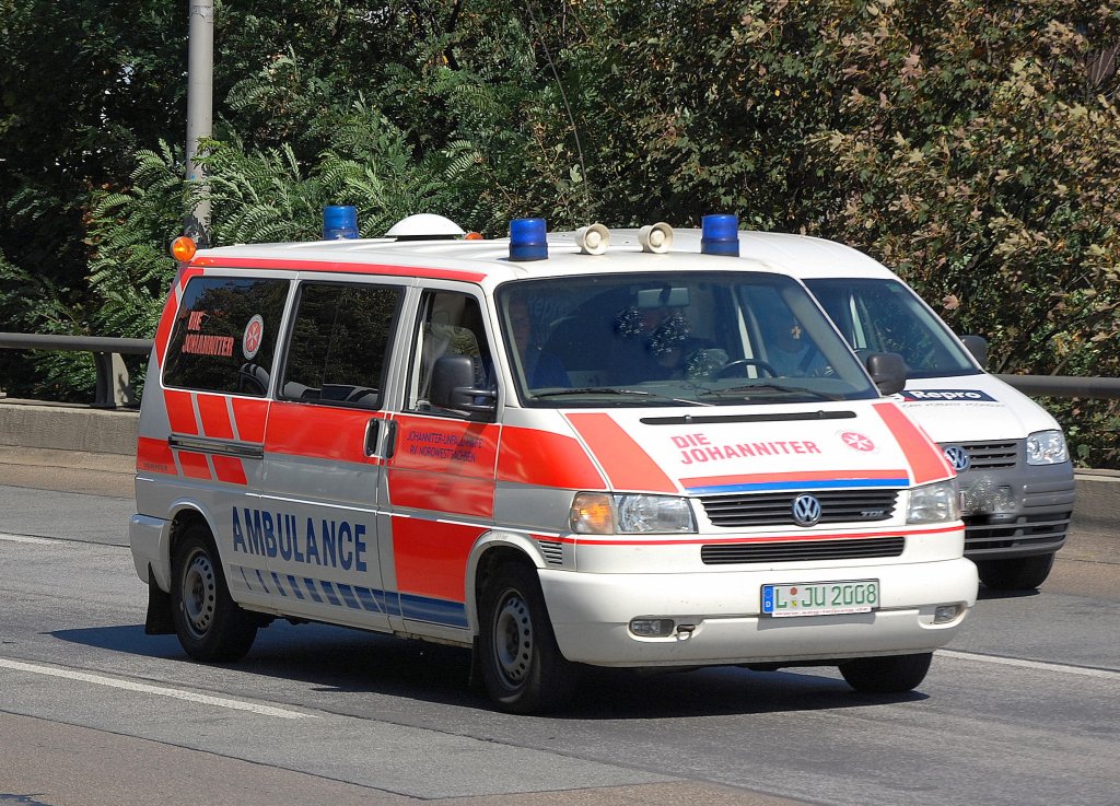 VW TDI Krankentransportfahrzeug der Johanniter Unfallhilfe des RV Nordwestsachsen,24.08.09 Berliner Stadtautobahn H�he Spandauer Damm Br�cke. 
