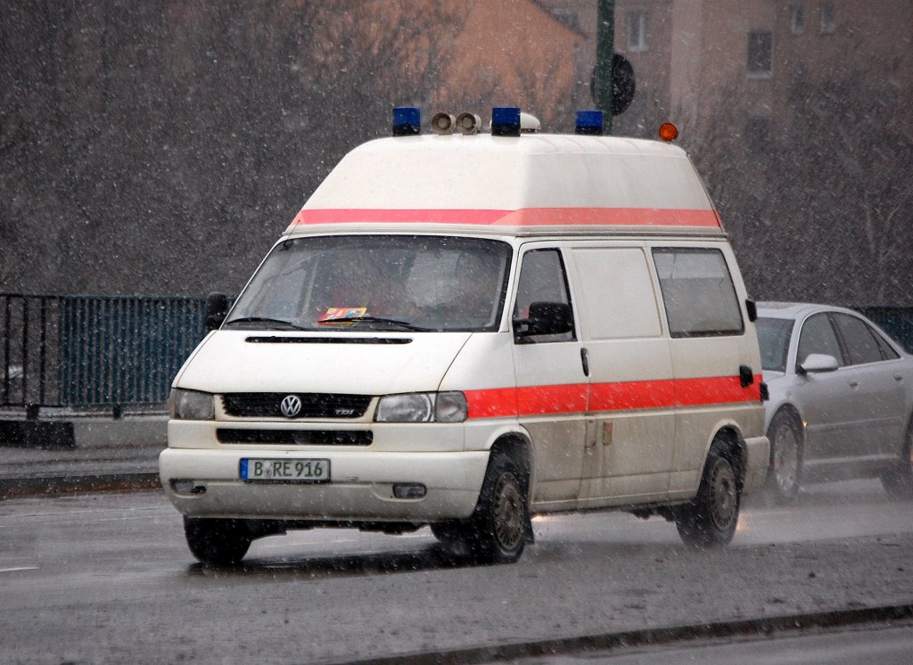 VW TDI Krankentransportfahrzeug mit Hochdach aus Berlin, unbekannter Betreiber, 26.01.11 Berlin Putlitzbr�cke.