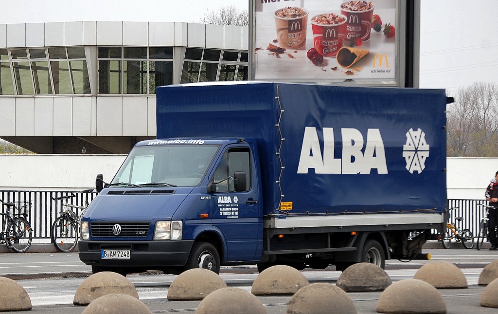 VW TDI Transporter mit Pritschenaufbau der Recyclingfirma ALBA, 12.04.12 Berlin-Beusselbr�cke.