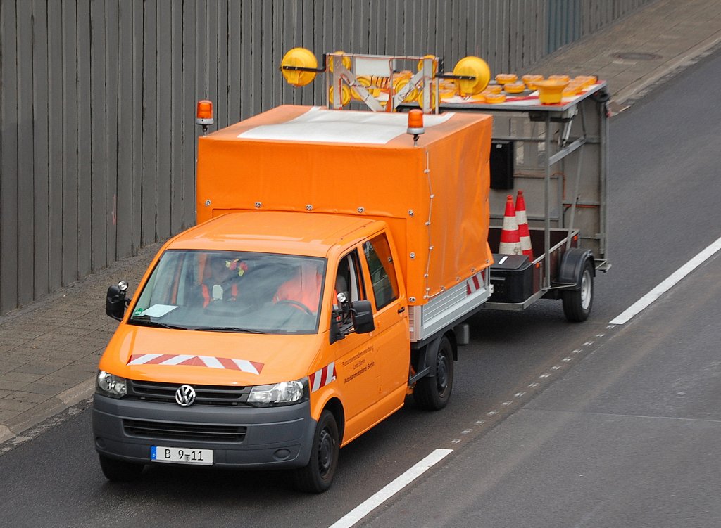 VW Transporter mit Pritschenaufbau mit Planen�berzug + Warnschildh�nger der Autobahnmeisterei Berlin, 08.09.10 Berliner Stadtautobahn H�he Knobelsdorffstr.