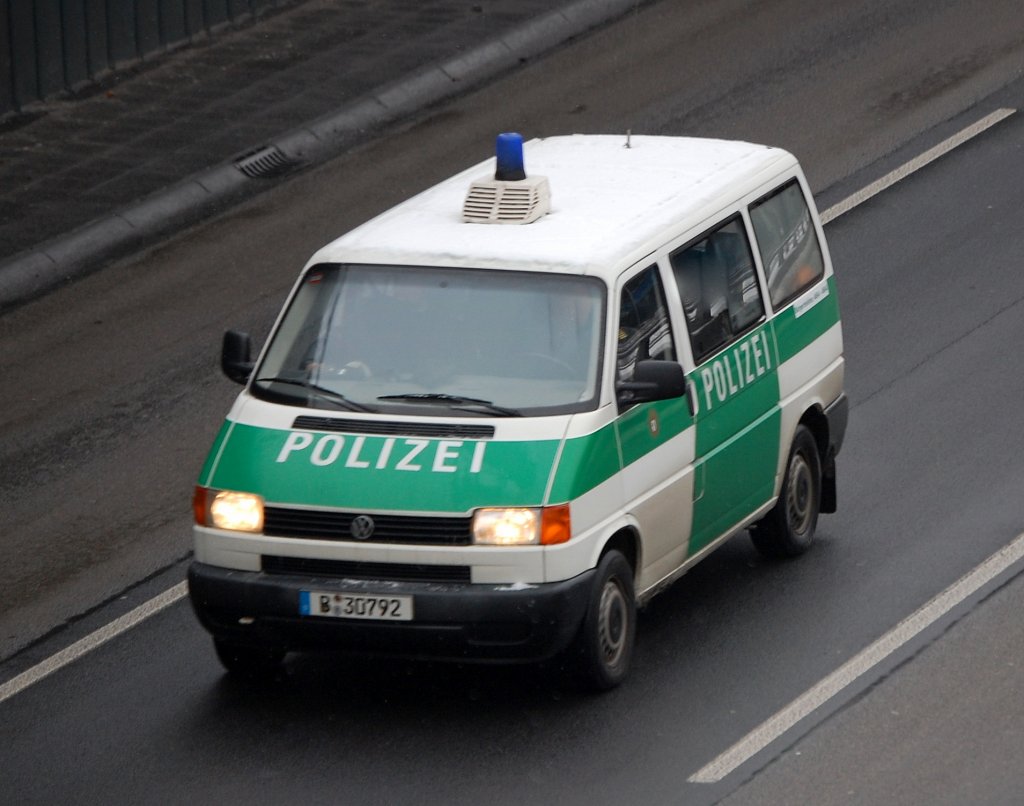 VW Transporter T3 der Berliner Polizei, klassischer Funkstreifenwagen, 07.01.09 Berliner Stadtautobahn H�he Knobelsdorffstr.
