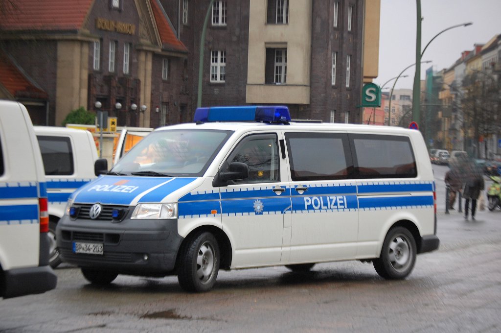 VW Transporter T5 der Bundespolizei, ein Halbgruppenwagen bei einer Demonstration am 15.11.08 Berlin-Pankow.