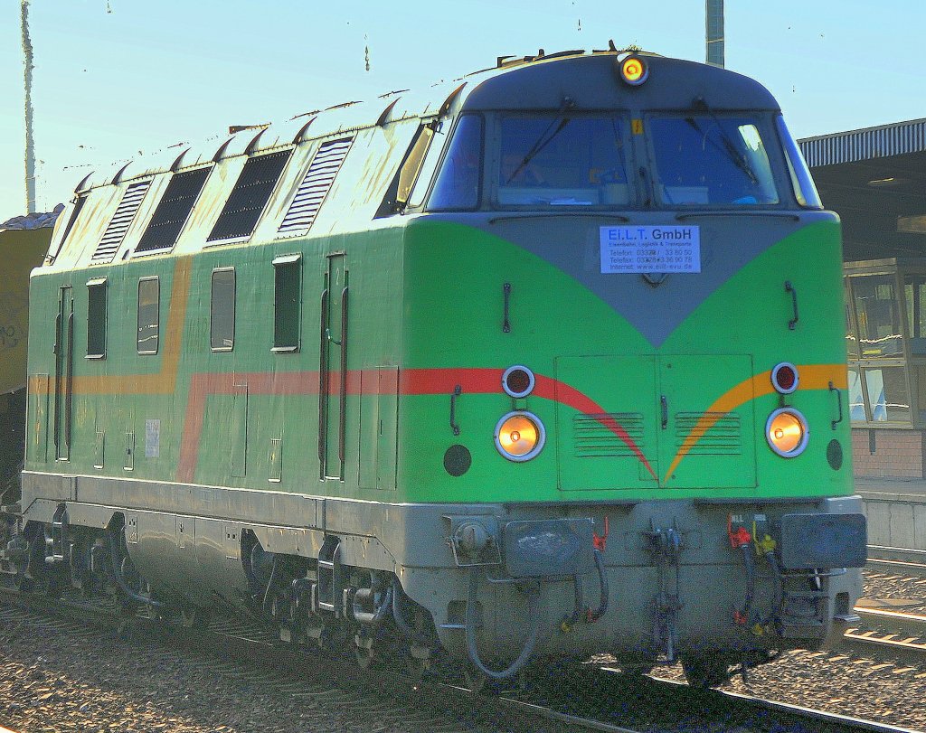 WAB 25 aktuell DP 25 (92 80 1228 719-1 D-WAB, Bj.1968) damals zeitweise an die inzwischen insolvente Ei.L.T. GmbH verliehen am 11.10.08 bei der Durchfahrt im Bhf. Flughafen Berlin-Sch�nefeld.