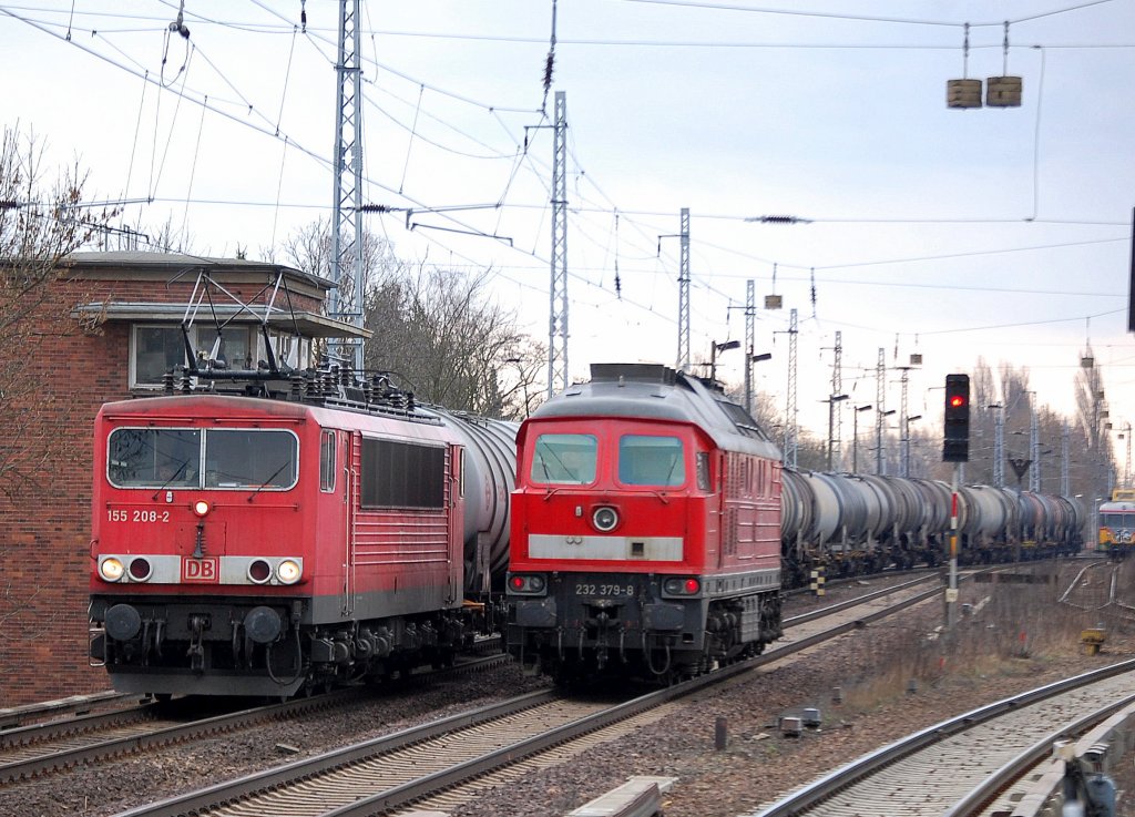 W�hrend 232 358-2 am Haltesignal steht kommt 155 208-2 mit einem Kesselwagenzug das Karower Kreuz Berlin Richtung Bernau hochgefahren, 28.03.11