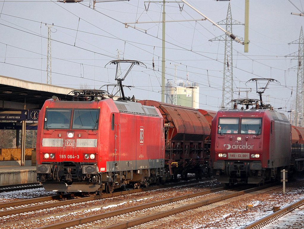 W�hrend EKO Trans 145-CL 001 mit ihrem G�terzug wartet �berholt 185 064-3 mit einem Gganzzug geschlossener Sch�ttgutwagen den anderen G�terzug am 19.12.09 Bhf. Flughafen Berlin-Sch�nefeld.
