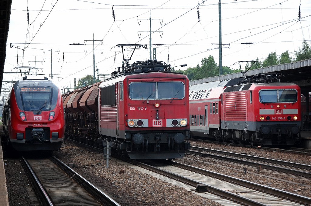 W�hrend der RB22 mit 442 130 und 143 556-9 mit dem RB14 nach Senftenberg im Bhf. Flughafen Berlin-Sch�nfeld abfahrtbereit stehen kommt 155 182-9 mit einem Ganzzug gedeckter Sch�tgutwagen zum Pausieren im bhf. eingefahren, 29.06.12