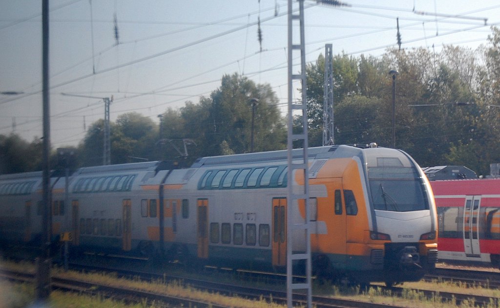 W�hrend in S�ddeutschland Probefahrten durchgef�hrt werden, stehen am Rande von Elstal des RLCW einige der neuen im Stadler Werk Berlin Pankow gebaute nagelneue Doppelstock Triebz�ge vom Typ KISS Version der ODEG abgestellt (im Bild ET 445 100), dies ist nur eine Belegaufnahme aus der RB13 da ich nicht als Unbefugter �ber das Gel�nde husche um Bilder dort zu machen, 10.09.12   