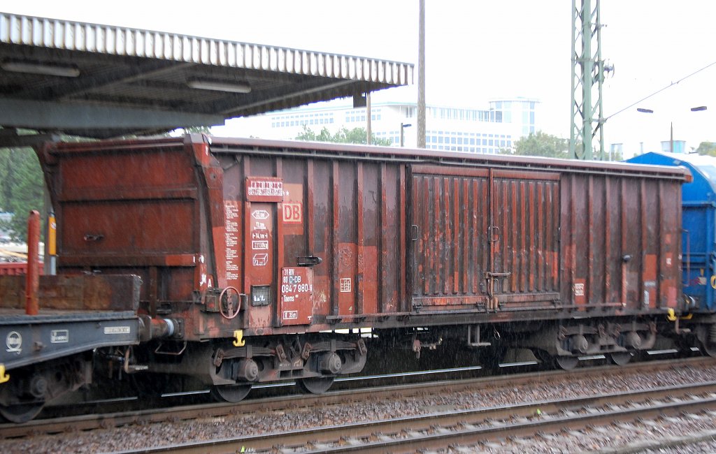 Wagen mit Rolldach der DB eingestellt mit der Nr. 31 RIV 80 D-DB 084 7 980-6 Taems 889, 02.09.10 Bhf. Flughafen Berlin-Sch�nefeld.