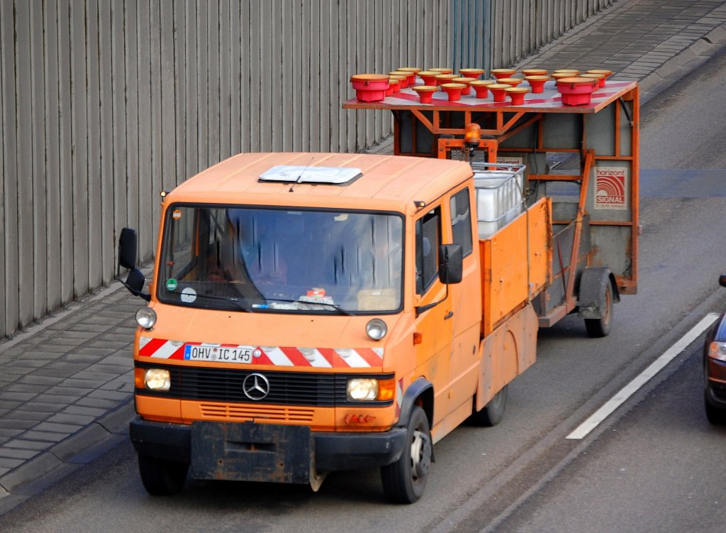 Wahrscheinlich ein MB Transporter einer Autobahnmeisterei aus Brandenburg mit gro�em Warntafelh�nger.