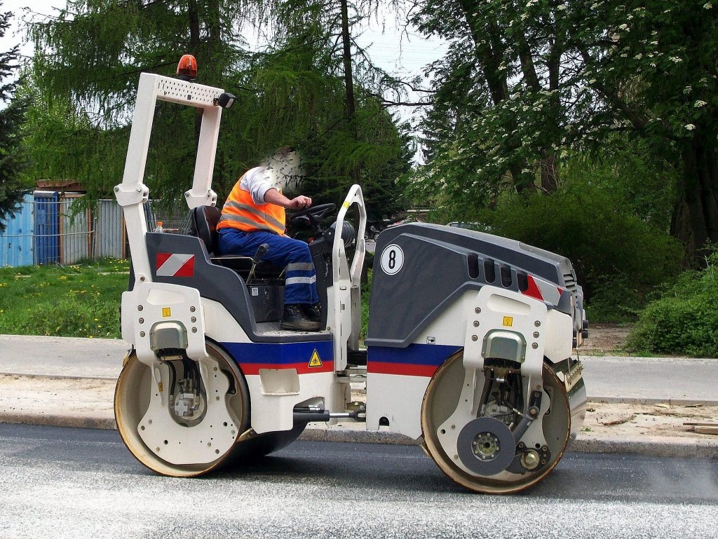 Wahrscheinlich eine HAMM HD 12 Tandemwalze der Baufirma EUROVIA am 29.04.08 Berlin-Wei�ensee.  