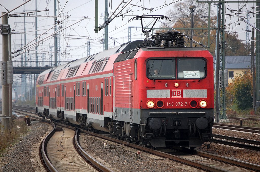 War heute anscheinend als Ersatzzug auf der Linie RE7 als AIRPORT EXPRESS im Einsatz, 143 072-7 mit Doppelstockwendezug, 11.10.10 Bhf. Berlin-Sch�nefeld Flughafen. 