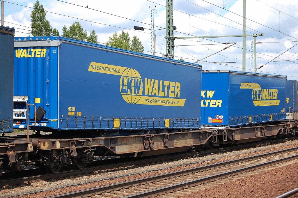 Wechselbeh�lterladewagen-Doppeleinheit eingestellt in Deutschland mit der Nr. 33 RIV 68 D-AAEC 495 6 636-7 Sdggmrss 32 Ladegut: Sattelh�nger Wechselbeh�lter u. Container beladen mit Sattelh�ngern der Sped. WALTER, 26.07.11 Bhf. Flughafen Berlin-Sch�nefeld.