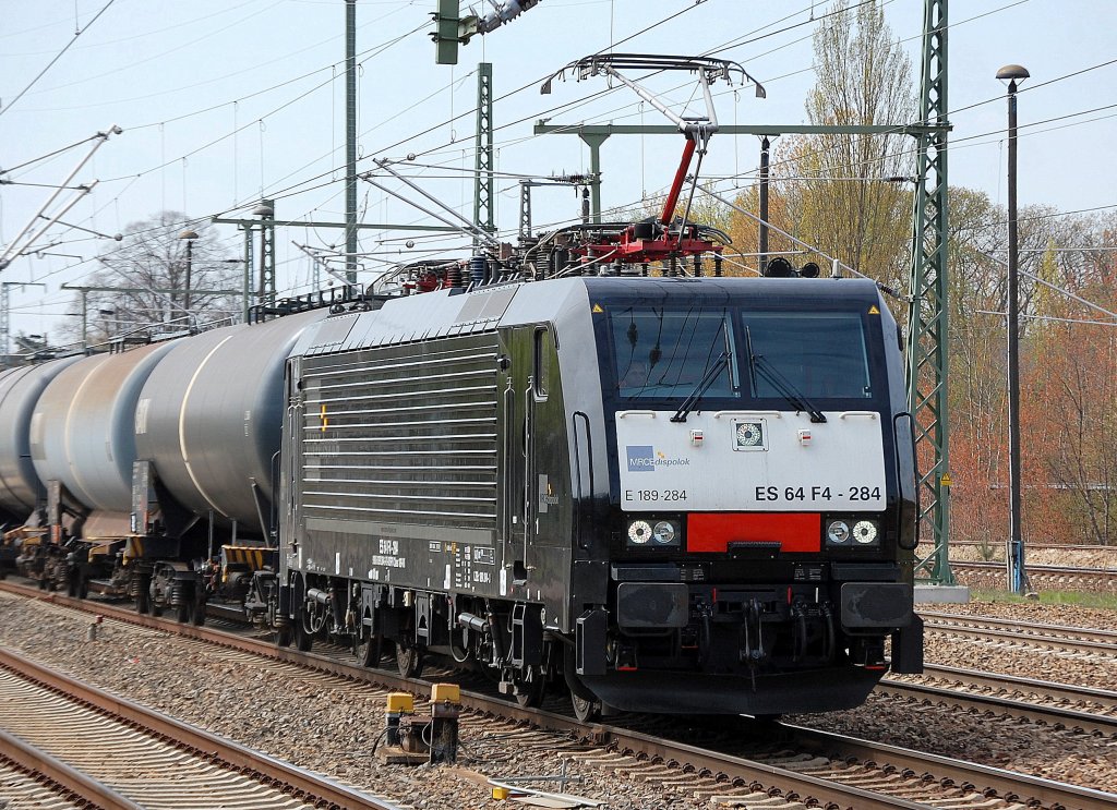Weitere MRCE Dispolok im Dienste von CTL, die relativ neue E 198-284 / ES 64 F4-284 (91 80 6189 284-3 D-DISPO, Bj.2009) mit Kesselwagenzug bei der Durchfahrt im Bhf. Flughafen Berlin-Sch�nefeld am 24.04.10