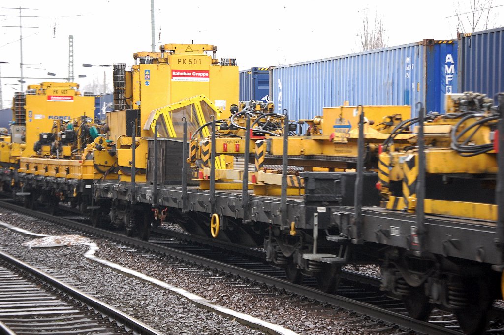 Weiterer Drehgestellflachwagen mit Robel Maschine PK 501 gezogen von 293 007-1  Lok 1  am 16.01.12 Bhf. Flughafen Berlin-Sch�nefeld. 