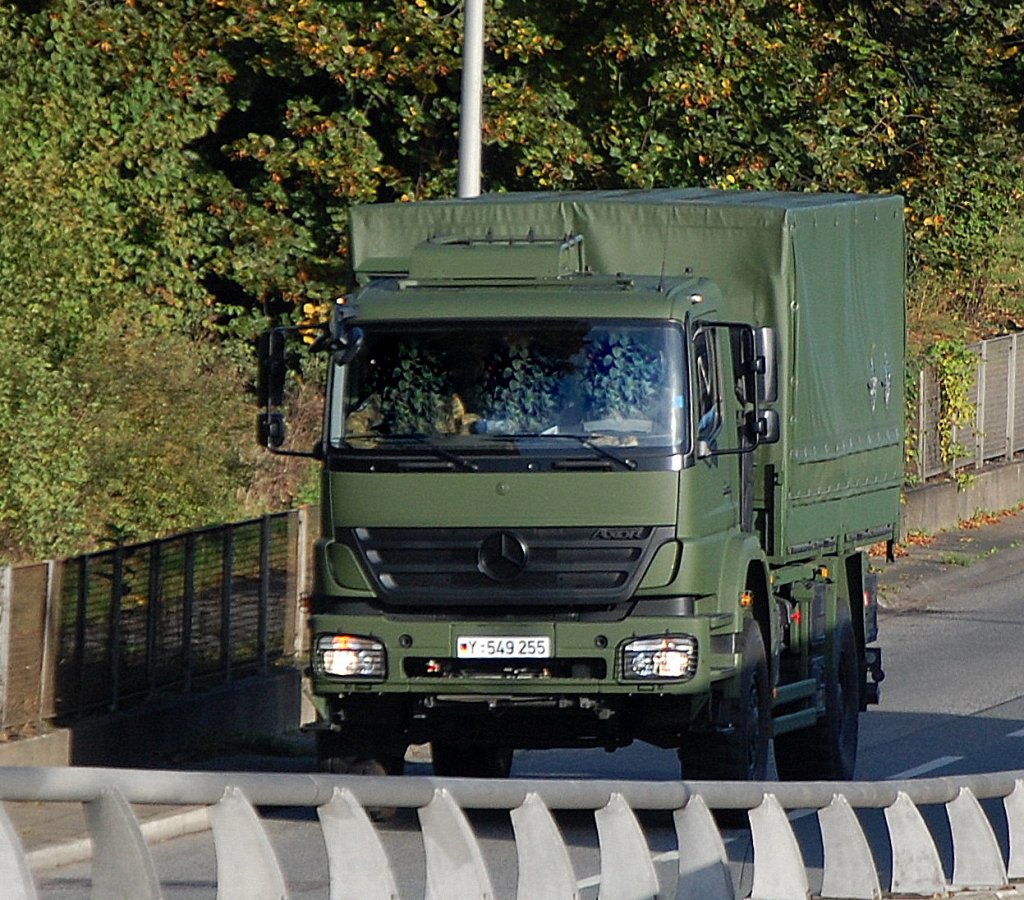 Weiterer gel�ndeg�ngiger MB AXOR LKW, auf dem Dach des F�hrerhauses ist gut das St�tzgestell f�r ein Maschinegewehraufsatz zu erkennen, 09.10.09 Autobahnabfahrt Berlin Knobelsdorffstr.