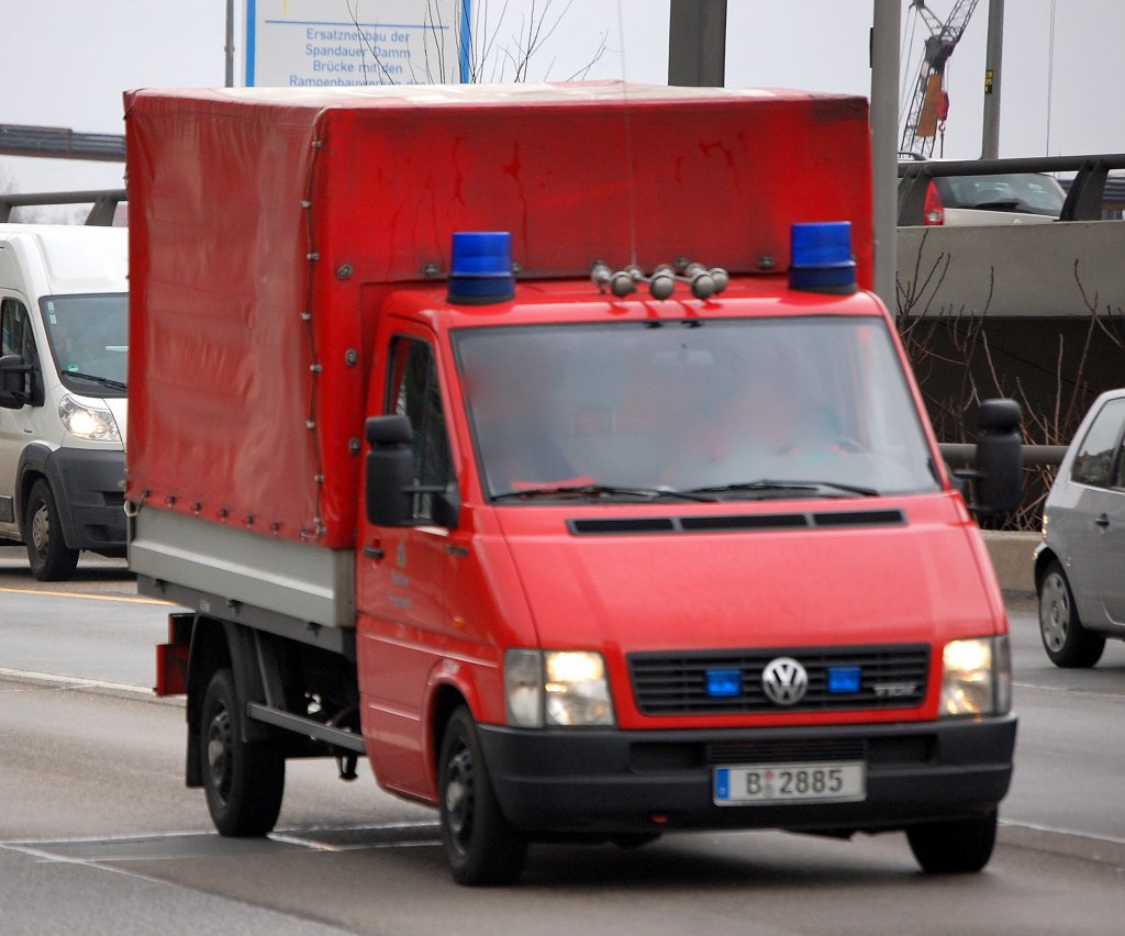 Weiterer Kleinlaster (LKW 1 Pritsche) f�r interne Logistikaufgaben der Berliner Feuerwehr t�tig, 13.03.09 Berliner Stadtautobahn H�he Knobelsdorffstr.