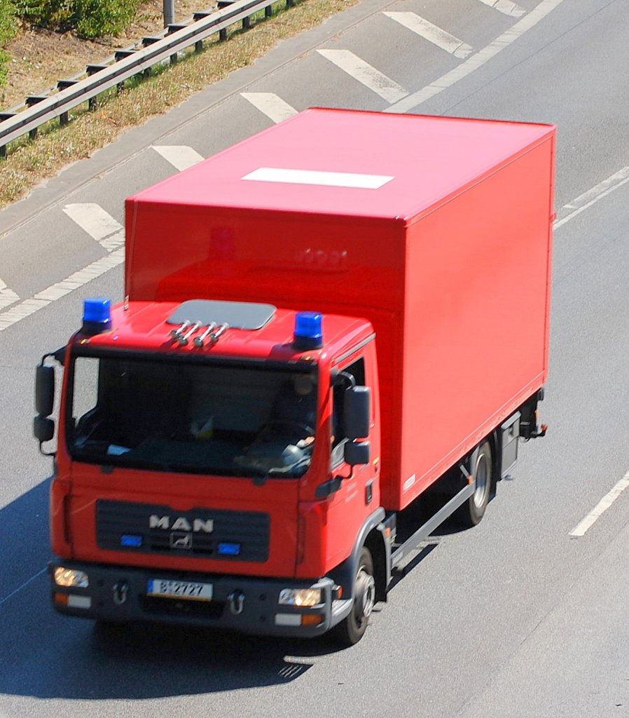 Weiterer Transporter der Berliner Feuerwehr ein MAN mit Kastenaufbau (LKW2 Ladeboard), 02.07.08 Berliner Stadtautobahn H�he Insbrucker Platz.