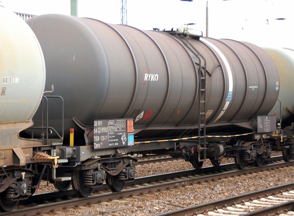 Weiterer tschechischer Kesselwagen der Fa. RYKO PLUS eingestellt mit der Nr. 33 RIV 54 CZ-RYKO 7836 120-7 Zans 399.2 DOM ST.: DECIN lt. Gefahrstofftafel f�r Dieselkraftstofftransporte, 25.04.12 Bhf. Flughafen Berlin Sch�nefeld.