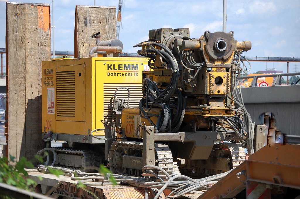 Weiteres Spezialbohrsystem vom Hersteller KLEMM Bohrtechnik Typ PP-86-DS der Baufirma MAX B�GL auf einem Tiefladeh�nger, 15.07.09 Gro�baustelle Neubau Spandauer Damm Br�cke Berlin.