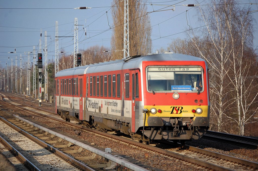 Weiterhin in Diensten der NEB der von der HLB Basis AG angemietete Triebzug der BR 629 VT 72 A/B auf der Strecke zwischen Basdorf und Berlin Gesundbrunnen, die er Morgens und Nachmittags jeweils zur Rushhour mehrmalig bedient, 22.03.11 Berlin-Karow.  