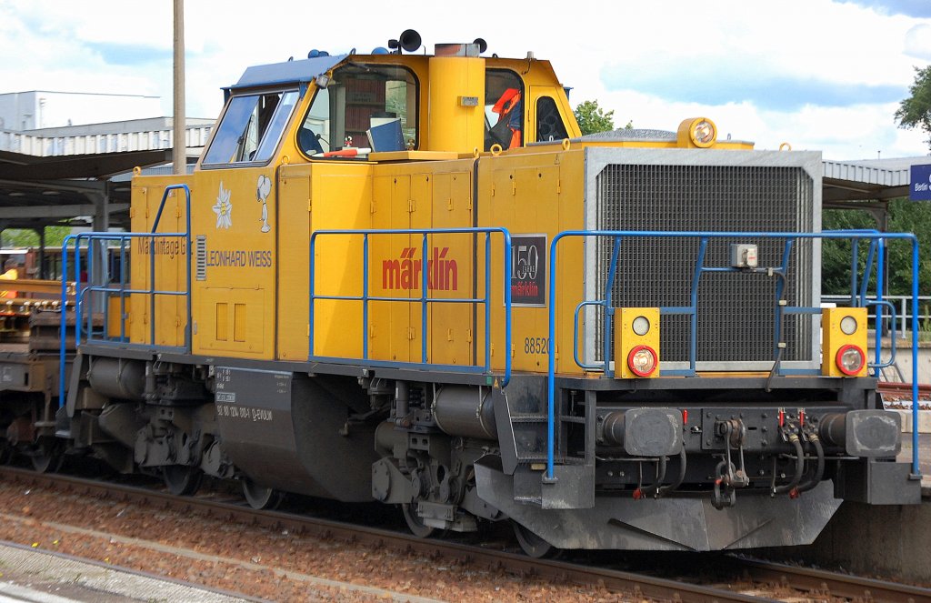Weiterhin im regelm��igen Bauzugeinsatz befindet dich die gelbe 88520/LW 214.002 (92 80 1214 010-1 D-EVULW) der der Fa. LEONHARD WEISS im Bhf Flughafen Berlin-Sch�nefeld, am 16.08.10 beim Transport und der Ablage von Langschienen t�tig.