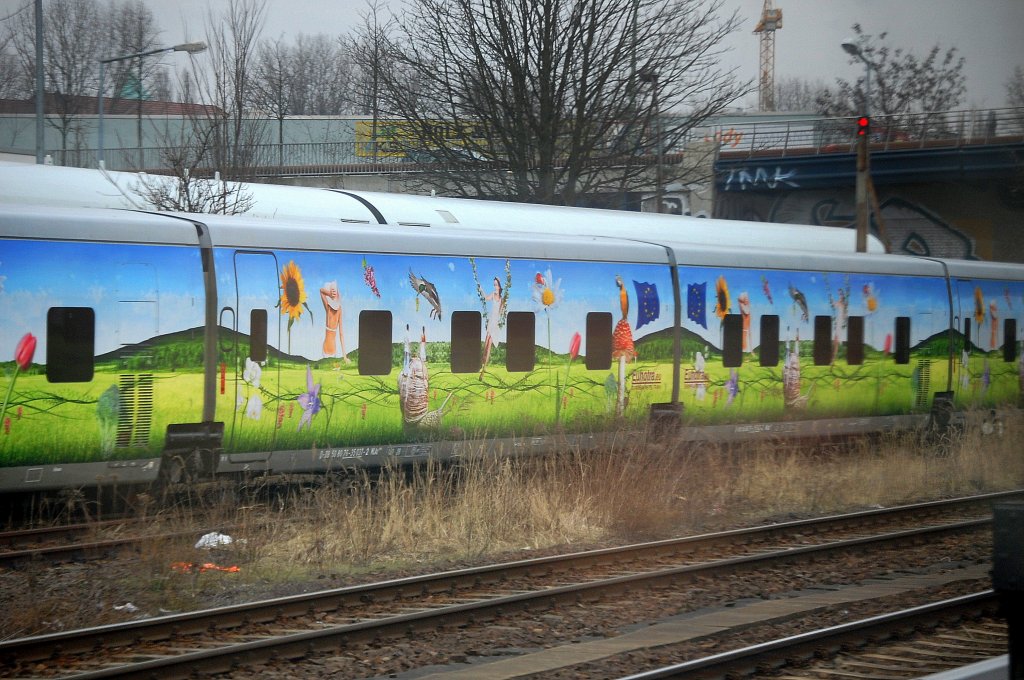 Weiterhin verschoben wohl aus finanzielen Gr�nden, die ehemaligen DB-Talgowagen im bunten Farbdesign der Fa. EuHoTra - Europeean Hotel-Train am Wagenaufbereitungswerk f�r die City Night Line Wagen der DB Berlin Warschauer Str., 16.02.11 Wie die meisten denke ich wird es wohl kaum jeemals wirklich zum Einsatz kommen (eigentlich schade), auch Grafiti-Schmierer waren selbst dort schon wieder t�tig, typisches Armutszeugnis der DB den Fuhrpark ordentlich zu bewachen.    