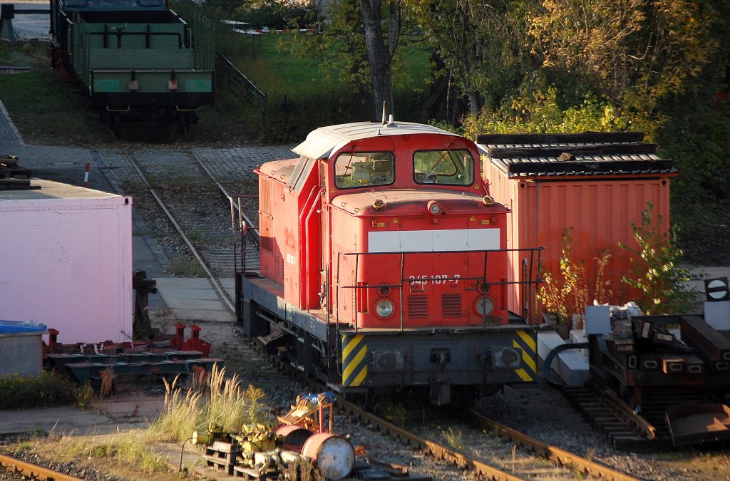 Welche Fa. aktuell die alte DR V60 345 107-7 betreibt ist mir nicht bekannt, eine �berraschung auf jeden Fall das sie �ber das Wochenende im Berliner Westhafen pausiert, 21.10.11