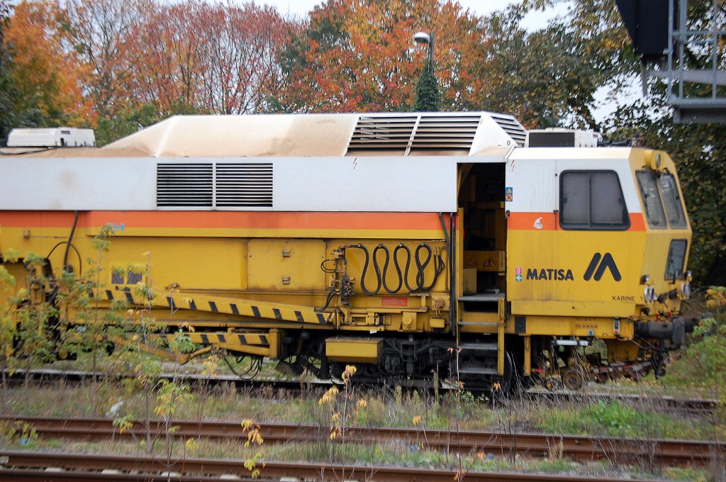 Wenn ich recht �berlege, ist das die erste Gleisstopfmaschine die ich sichte die nicht aus dem Hause Plasser & Theurer stammt, die MATISA Typ B 66 U Universalgleisstopfmaschine der Fa. eurogleis GmbH am 11.10.10 Berlin-Blankenburg.