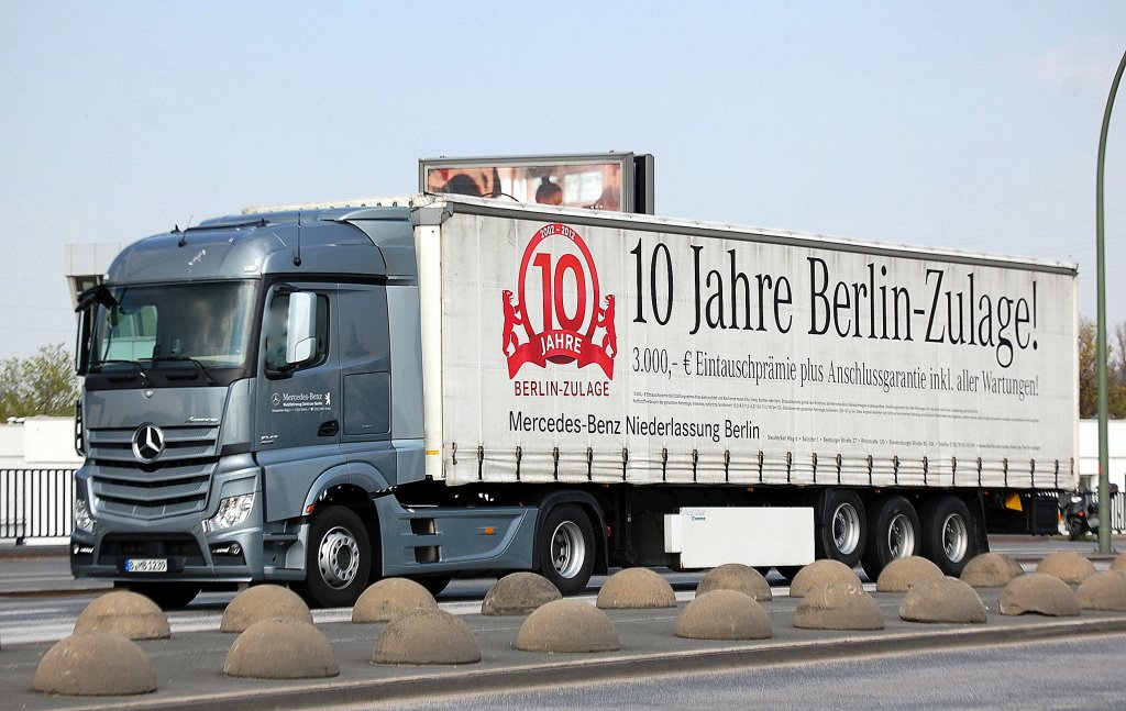 Wenn man in eigener Sache f�hrt, dann nat�rlich mit dem neuesten Paradest�ck, eine MB New Actros 1845 BigSpace Zugmaschine (seit Ende 2011 zu bekommen) mit Auflieger, 20.04.12 Berlin Beusselbr�cke.  