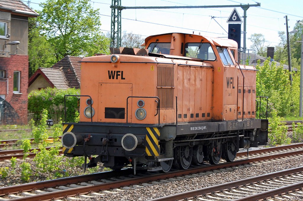 WFL Lok 1 (98 80 3345 259-6 D-WFL, Bj. 1976) auf Leer5fahrt Richtung Berlin Karower Kreuz am 05.05.10 Berlin-Blankenburg.