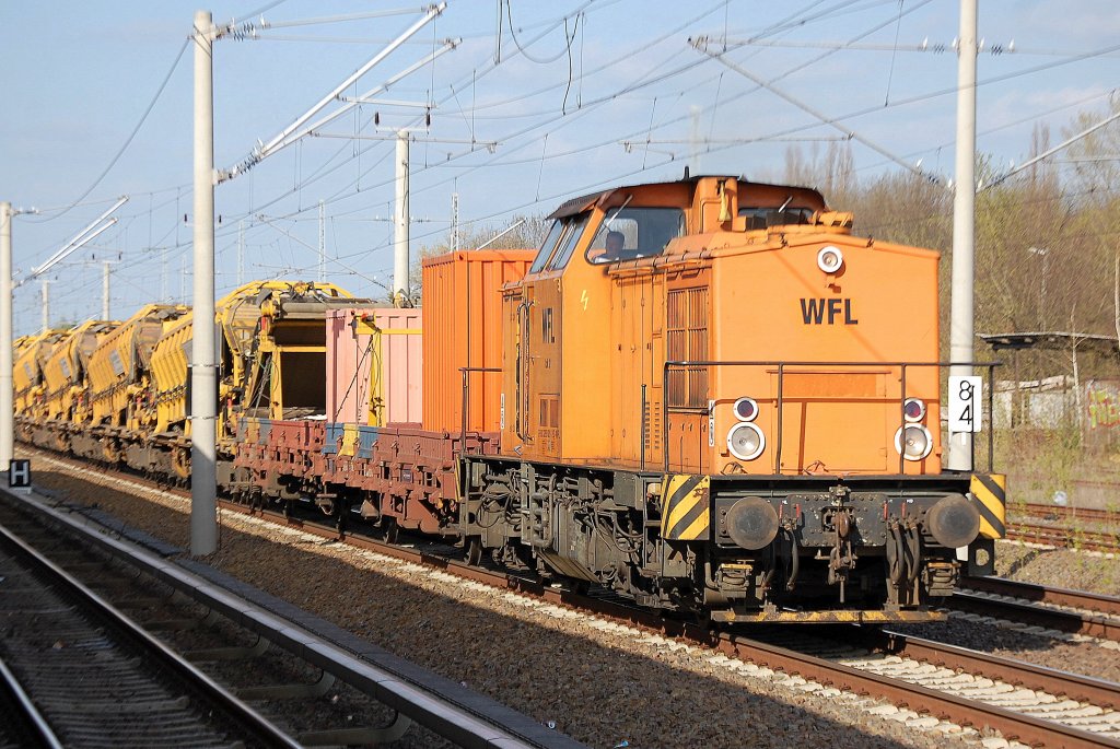 WFL Lok 12 (98 80 3293 021-2 D-WFL, Bj. 1981) mit einem Bauzug f�r die Fa. MGW GmbH mit Materialf�rder- und Siloeinheiten P&T MFS 100, 16.04.10 Berlin-Blankenburg. 