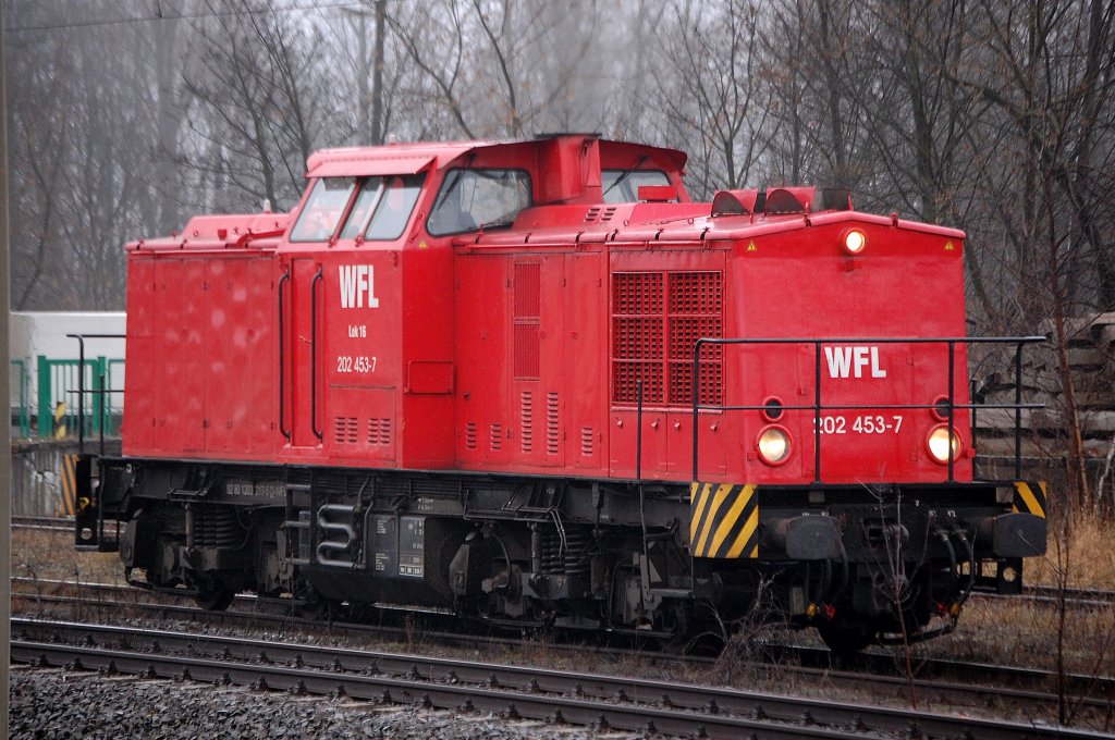 WFL Lok 16/202 453-7 (92 80 1203 217-5 D-WFL, LEW Bj.1972) Richtung Berliner Innenstadt, 26.01.11 Berlin-Blankenburg.