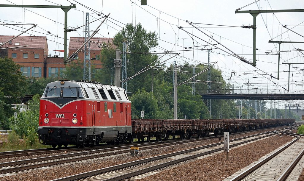 WFL Lok 20 (92 80 1228 501-3 D-WFL) mit Ganzzug Drehgestellflachwagen am 18.07.12 Bhf. Flughafen Berlin-Sch�nefeld.