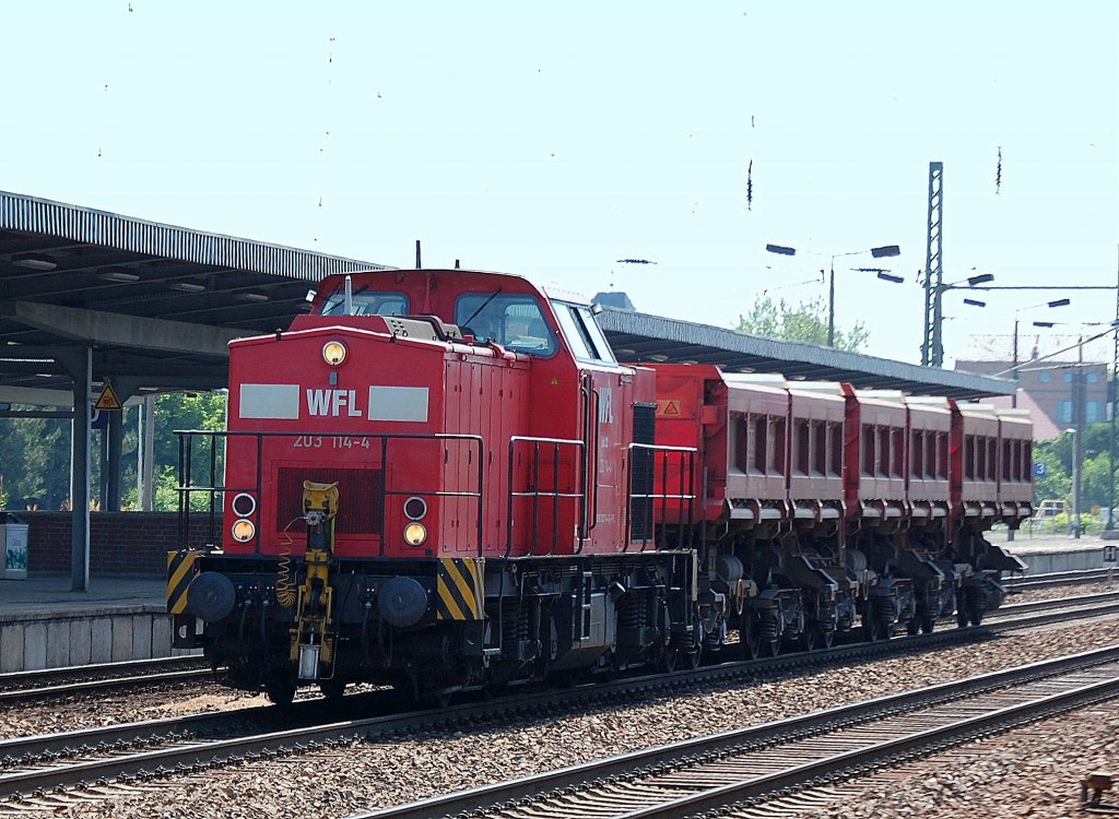 WFL Lok 22/203 114-4 (92 80 1203 114-4 D-WFL) mit drei DB Sch�ttgutkippwagen am 04.07.12 Bhf. Flughafen Berlin Sch�nefeld.