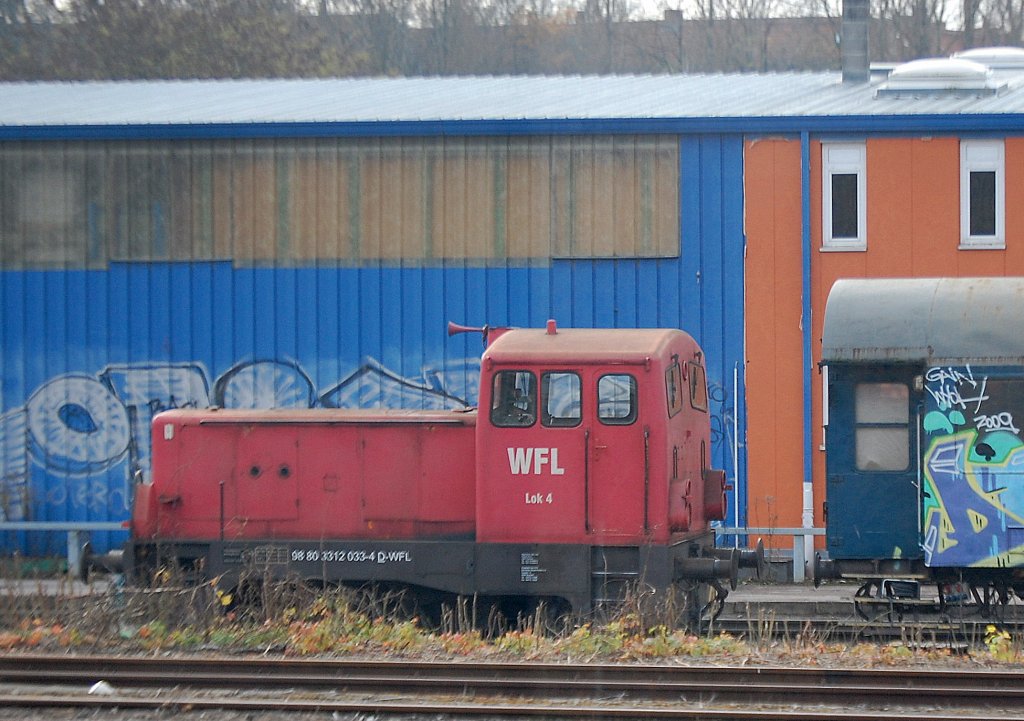 WFL Lok 4 (98 80 3312 033-4 D-WFL) am 24.02.10 an ihrem Stndort am Zementwerk Berlin Greifswalder.