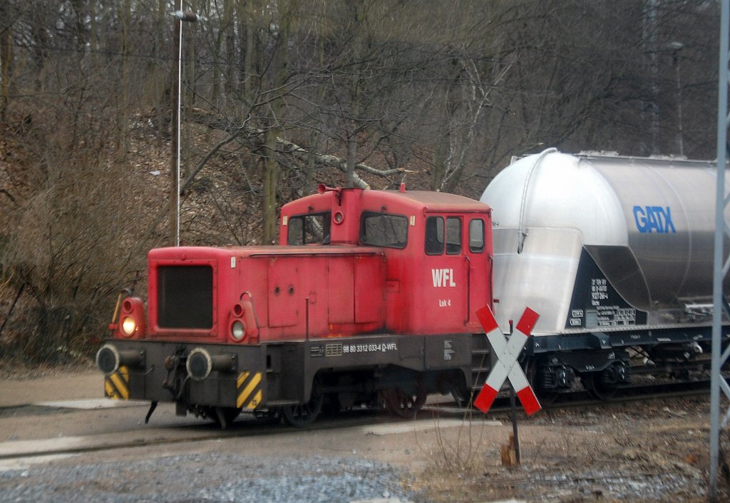 WFL Lok 4 (98 80 3312 033-4 D-WFL) rangiert t�glich die Zementstaubsilowagen am Zementwerk Berlin Greifswalder Str., 07.02.11 (Bild aud dem S-Bahnfenster heraus)