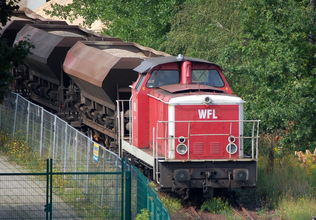 WFL Lok 5 (98 80 3346 674-5 D-WFL, Bj.1970) beim Kiestransport zum Zementwerk gegen�ber dem Berliner Westhafen am 27.08.08. Leider sind inzwischen die Gleise abgebaut, die Leistung wird per LKW erbracht, Umweltschwachsinn im klassischem Stil. 