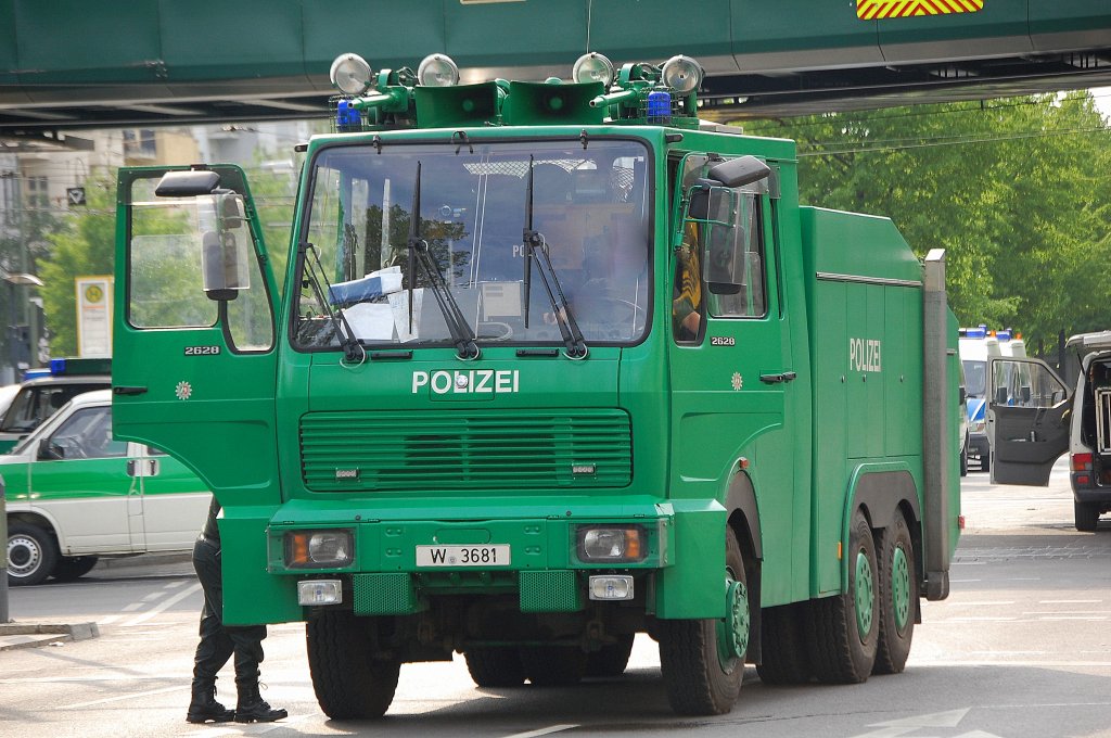 Wie jedes Jahr zum 01. Mai wird Berlin zum Einsatzgebiet f�r die Bereitschaftspolizei aus allen Bundesl�ndern um die Berliner Polizei zu unterst�tzen, am 01.05.10 waren an der Kreuzung Sch�nhauser Alee/Wisbyer Str. Wasserwerfer vom Typ MB 2628 WAWE 9 aus Wuppertal im Einsatz, 01.05.10. 