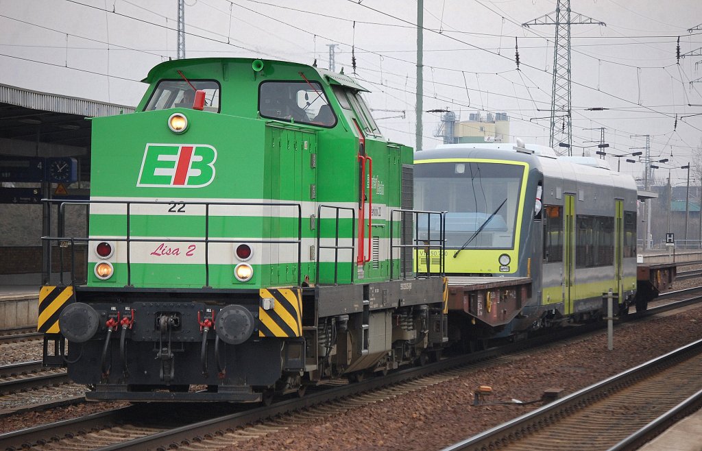 Wiedermal auf �berf�hrungstour EIB 22  Lisa 2  (98 80 3293 025-3 D-EIB) mit einem fabrikfrischen RegioShuttle f�r die Agilis Verkehrsgesellschaft am 16.02.11 Bhf. Flughafen Berlin-Sch�nefeld. 